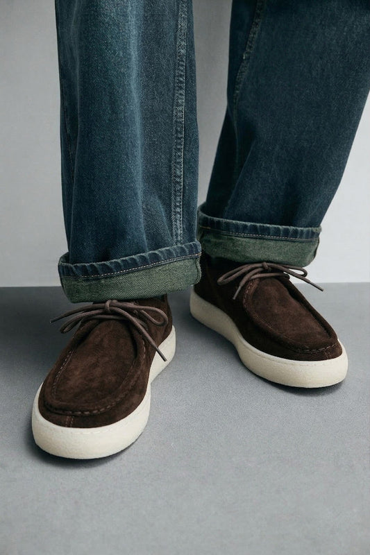 Soft-Stitched Leather Shoes with a Pointed Toe