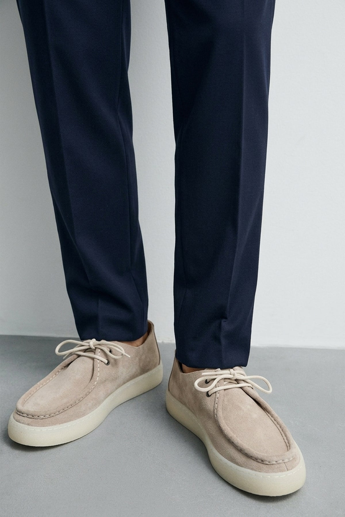 Soft-Stitched Leather Shoes with a Pointed Toe