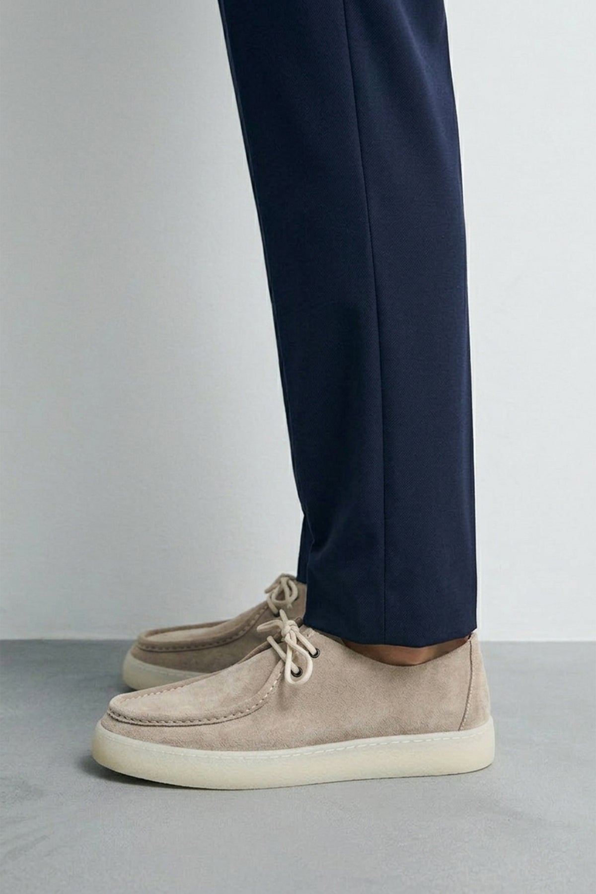 Soft-Stitched Leather Shoes with a Pointed Toe