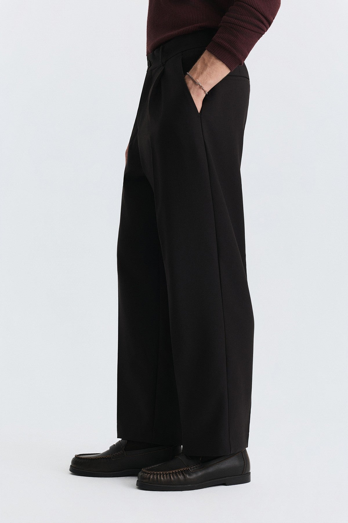 Relaxed Pleated Pants
